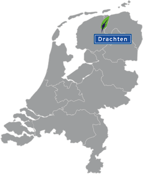 Grijze kaart van Nederland met Drachten aangegeven met blauw plaatsnaambord met witte letters en Dagnall veer voor cursus Nederlands - blauw plaatsnaambord met witte letters en Dagnall veer - transparante achtergrond - 600 * 733 pixels